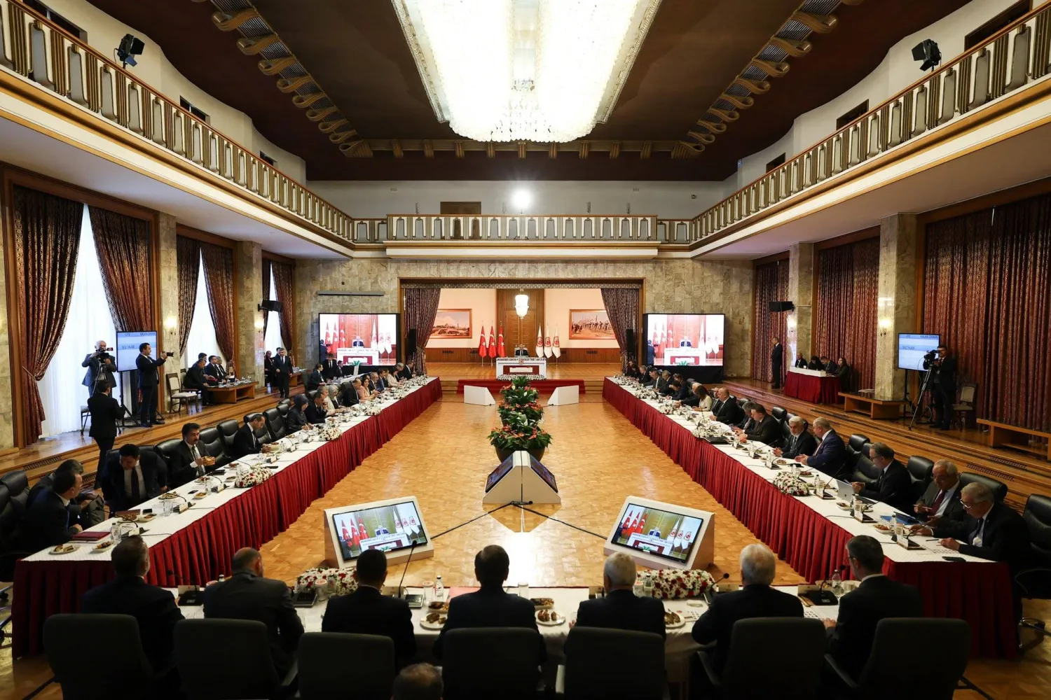 لجنة وضع الإطار القانوني لنزع أسلحة «العمال الكردستاني» عقدت جلسة استماع مهمة الثلاثاء 18 نوفمبر للوقوف على آخر تطورات «عملية السلام» (البرلمان التركي - إكس)