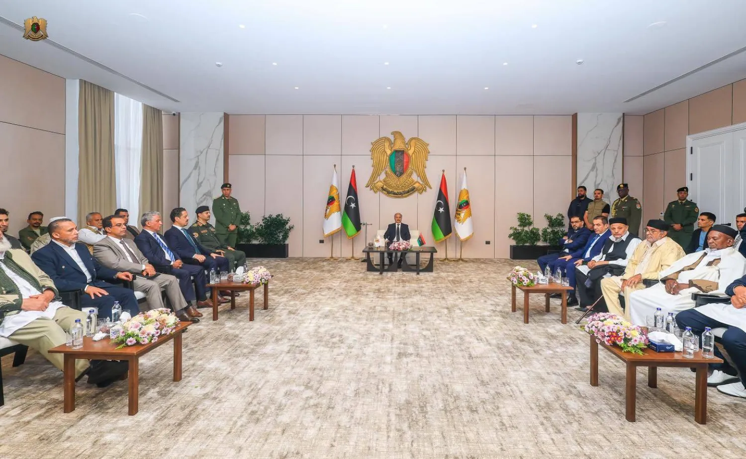 حفتر خلال استقباله في بنغازي وفداً من مشايخ وحكماء الزاوية بغرب ليبيا (القيادة العامة)