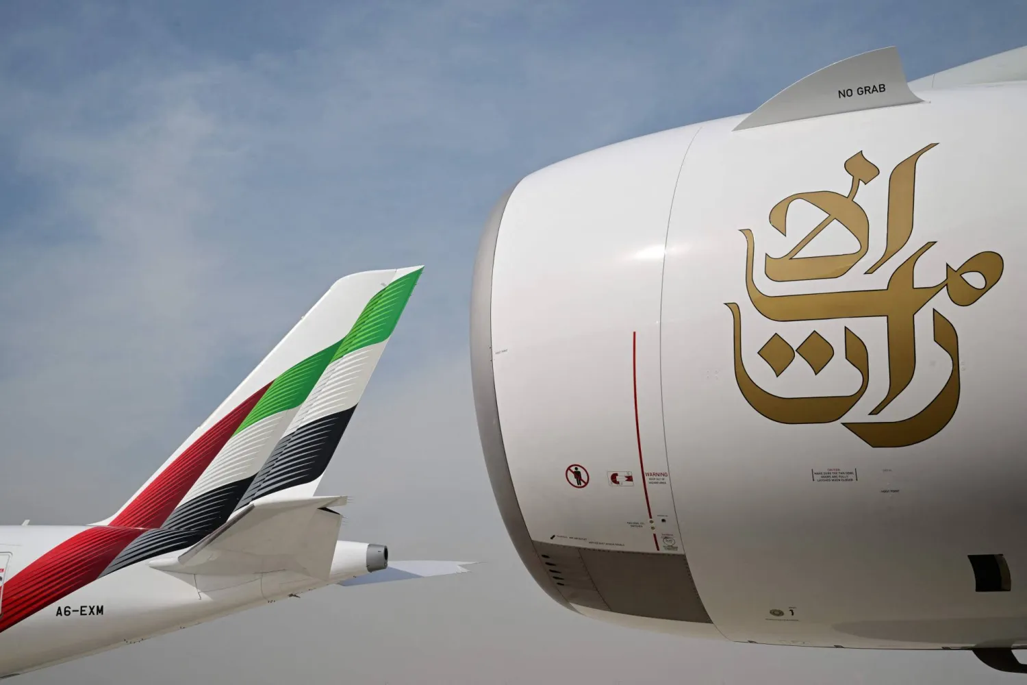 إحدى طائرات «طيران الإمارات» في معرض دبي للطيران (أ.ف.ب)