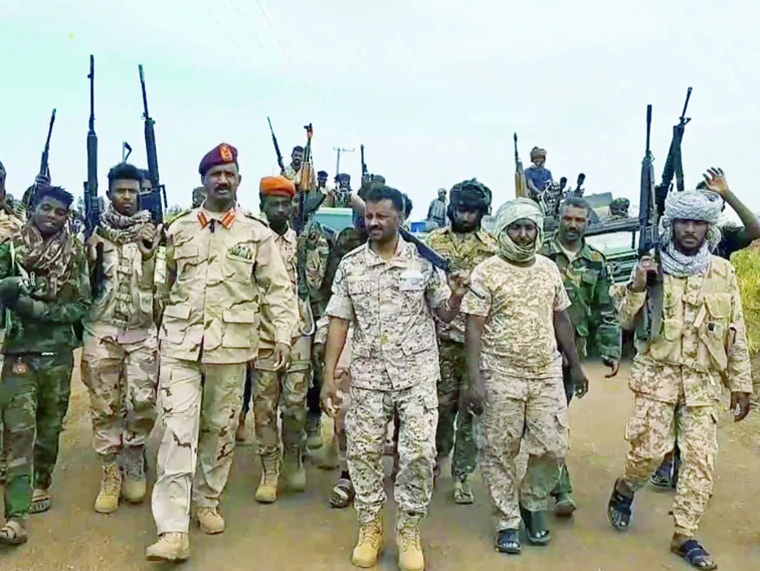 أرشيفية متداولة للقائد المنشق أبو عاقلة كيكل (الثالث من اليسار) مع «الدعم السريع» قبل انضمامه للجيش