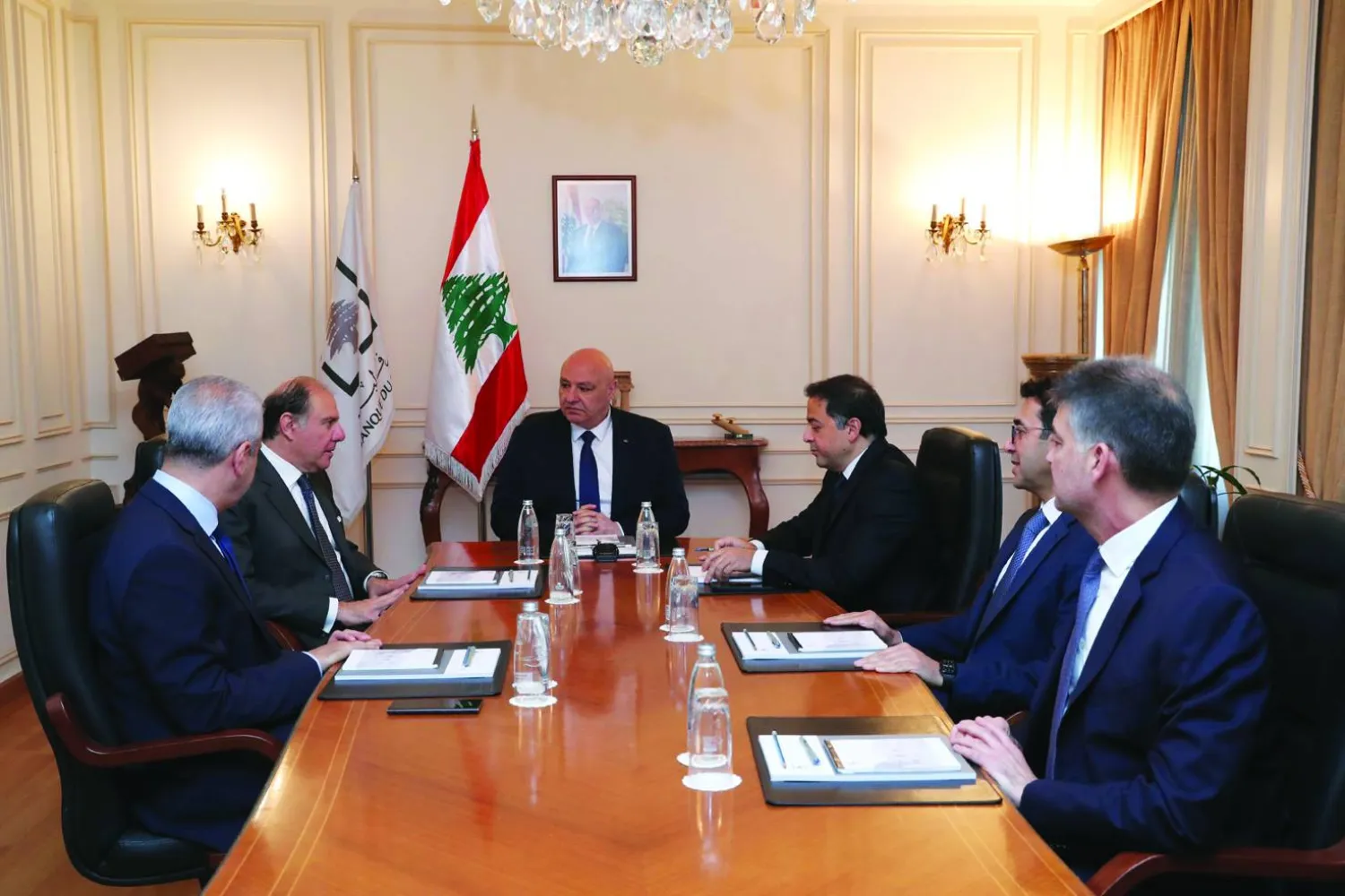 الرئيس اللبناني جوزيف عون خلال أحد اجتماعاته مع حاكم المصرف المركزي ونوابه الأربعة (الرئاسة اللبنانية)