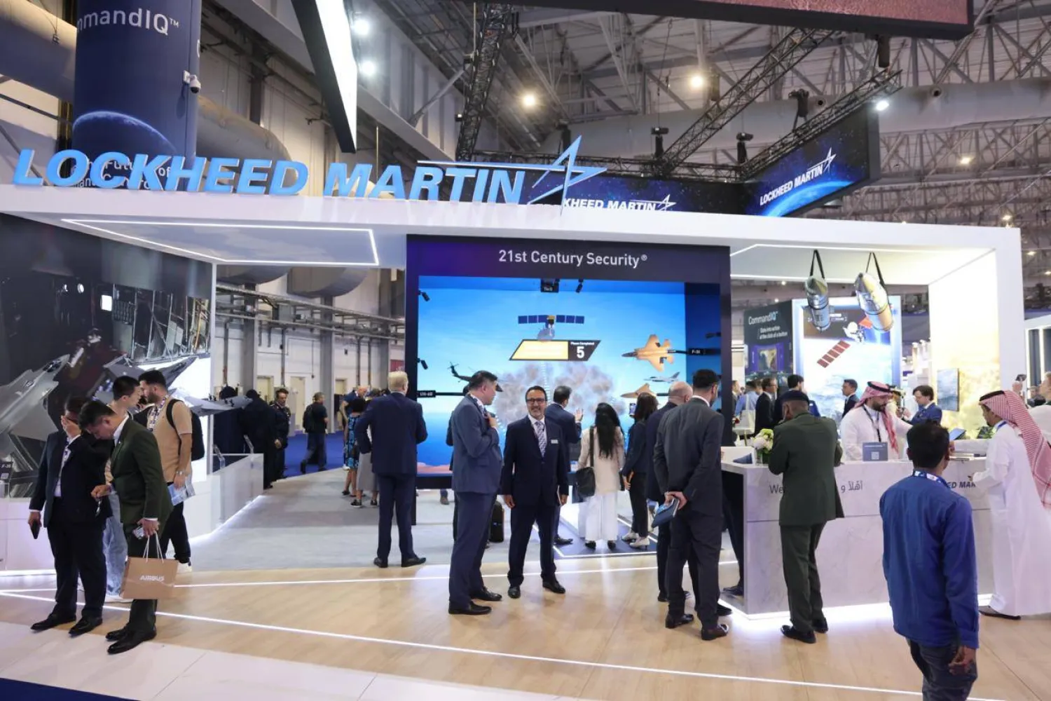 جانب من جناح لوكهيد مارتين في معرض دبي للطيران (الشرق الأوسط)