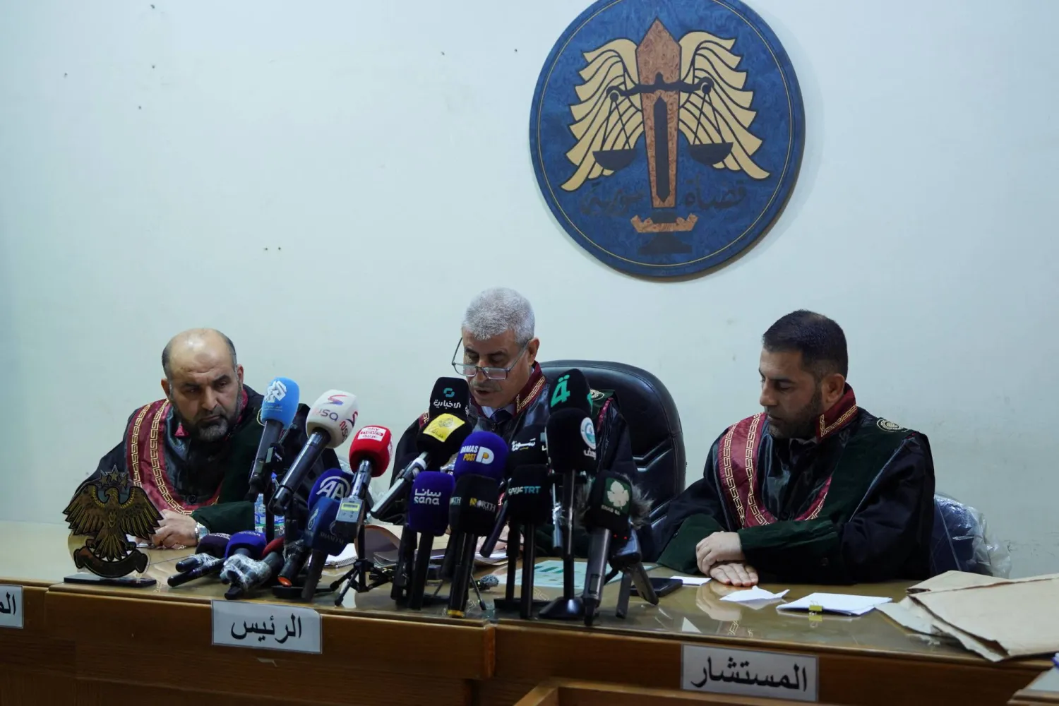 هيئة القضاة في أثناء المحاكمة في قصر العدل بحلب حيث بدأت سوريا محاكمة المجموعة الأولى من مئات المتهمين في عمليات القتل الجماعي للعلويين في مارس الماضي (رويترز)