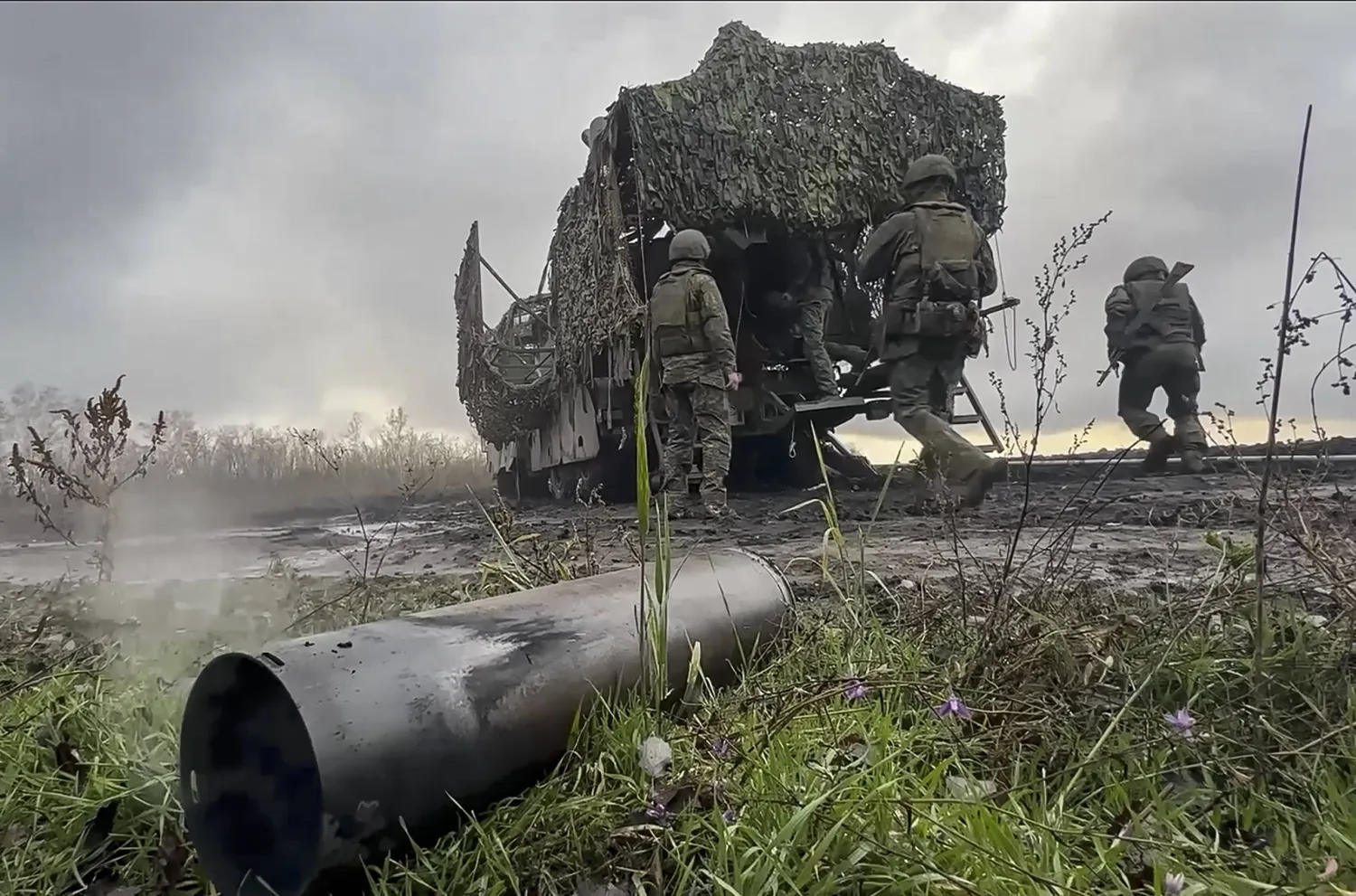 صورة مأخوذة من مقطع فيديو وزعته وزارة الدفاع الروسية في 18 نوفمبر 2025 تُظهر جندياً روسياً يطلق قذيفة مدفعية على مواقع للجيش الأوكراني في مكان غير معلوم في أوكرانيا (إ.ب.أ)