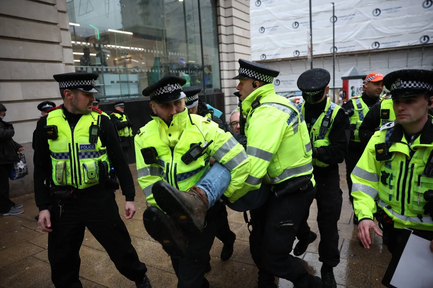 الشرطة توقف أحد أنصار حركة مؤيدة للفلسطينيين خلال احتجاج في ليدز ببريطانيا (إ.ب.أ)