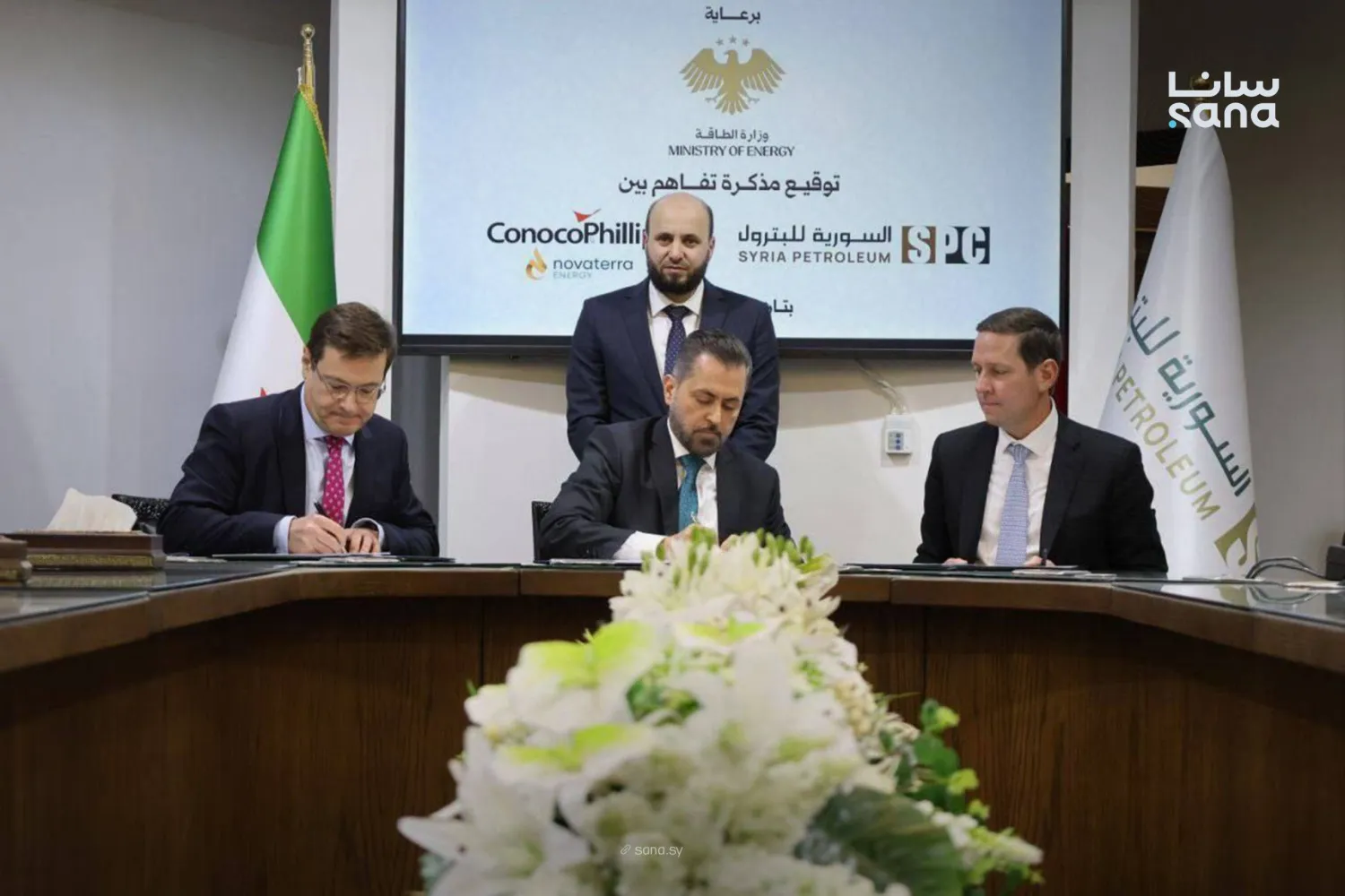 خلال توقيع مذكرة التفاهم مع الشركتين الأميركيتين لتطوير حقول الغاز (سانا)