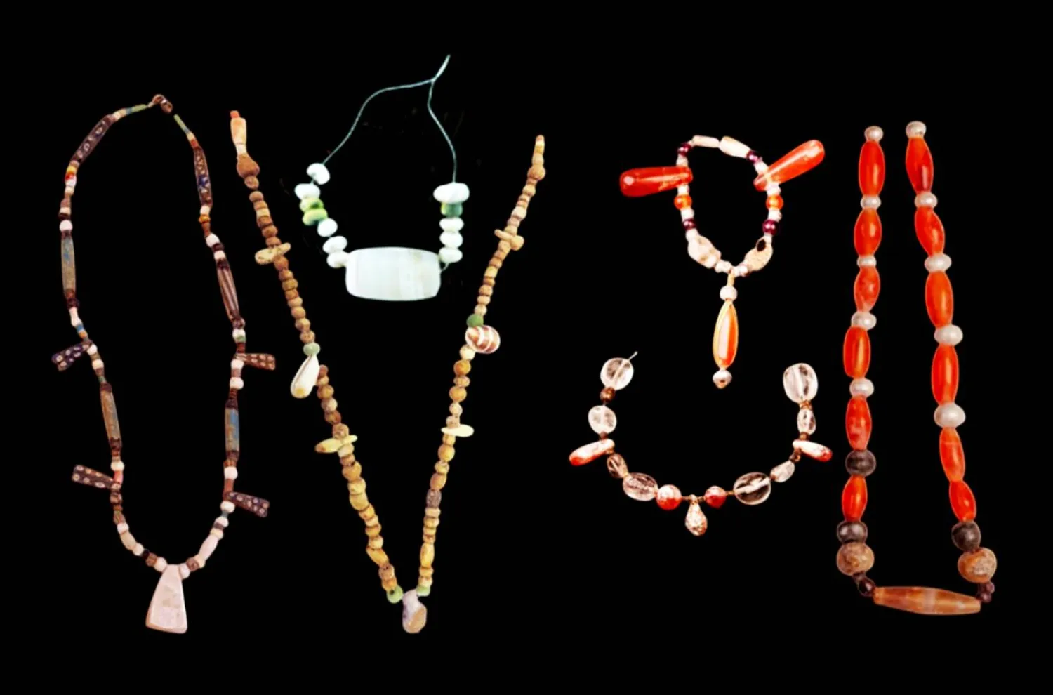 ثلاث حلل من مقبرة الشاخورة تقابلها ثلاث حلل من مقبرة سار