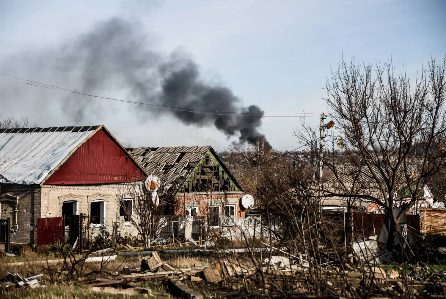 الدمار يظهر في مدينة كوستيانتينيفكا الواقعة على خط المواجهة بمنطقة دونيتسك الأوكرانية (إ.ب.أ)