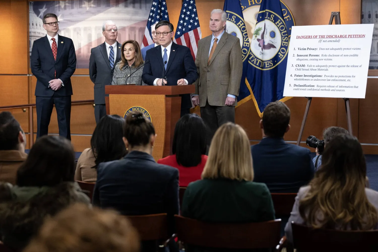 رئيس مجلس النواب الأميركي مايك جونسون يتحدث إلى الإعلام في مبنى الكابيتول الأميركي في العاصمة واشنطن... 18 نوفمبر 2025 (إ.ب.أ)