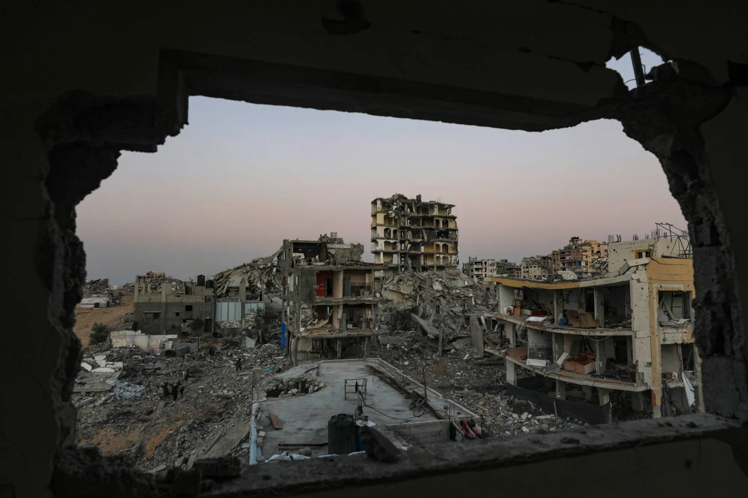 لقطة لمبانٍ مدمرة بمدينة غزة يوم الثلاثاء (إ.ب.أ)