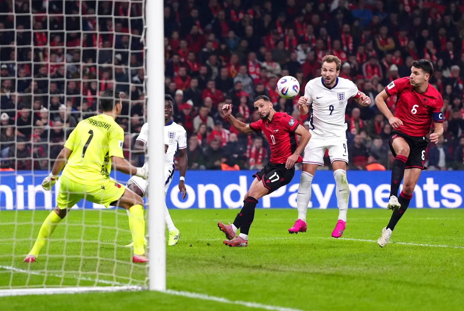 تسديدة هاري كين في طريقها لمعانقة شباك ألبانيا (د.ب.أ)