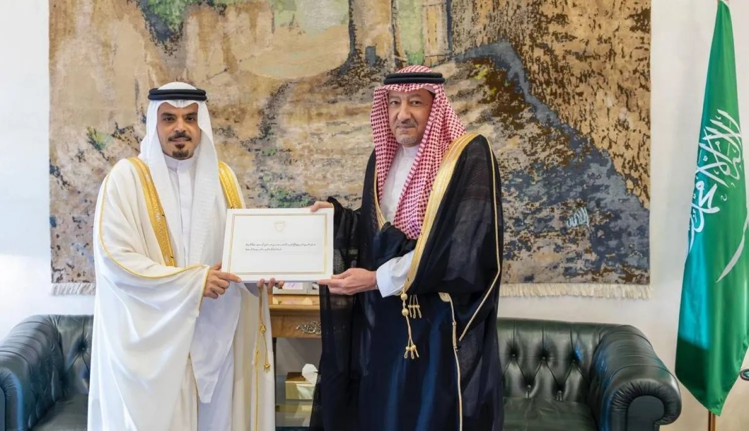 نائب وزير الخارجية السعودي خلال تسلمه الرسالة من السفير البحريني في الرياض (واس)