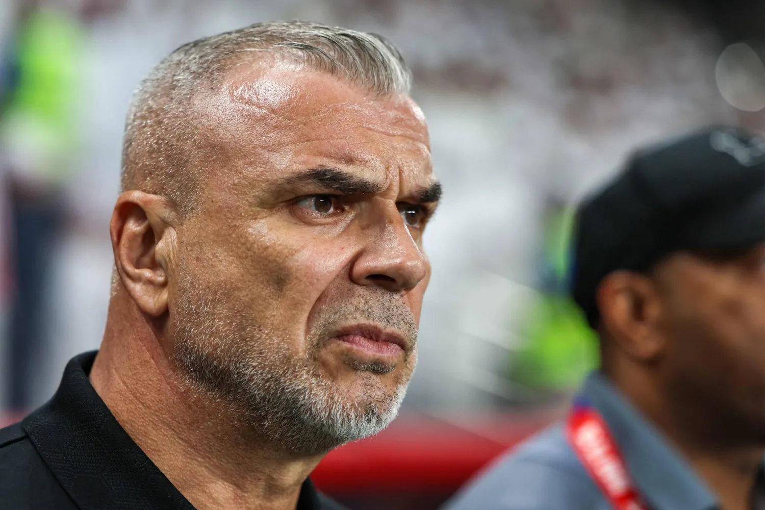 الروماني كوزمين أولاريو المدير الفني لمنتخب الإمارات (أ.ف.ب) 