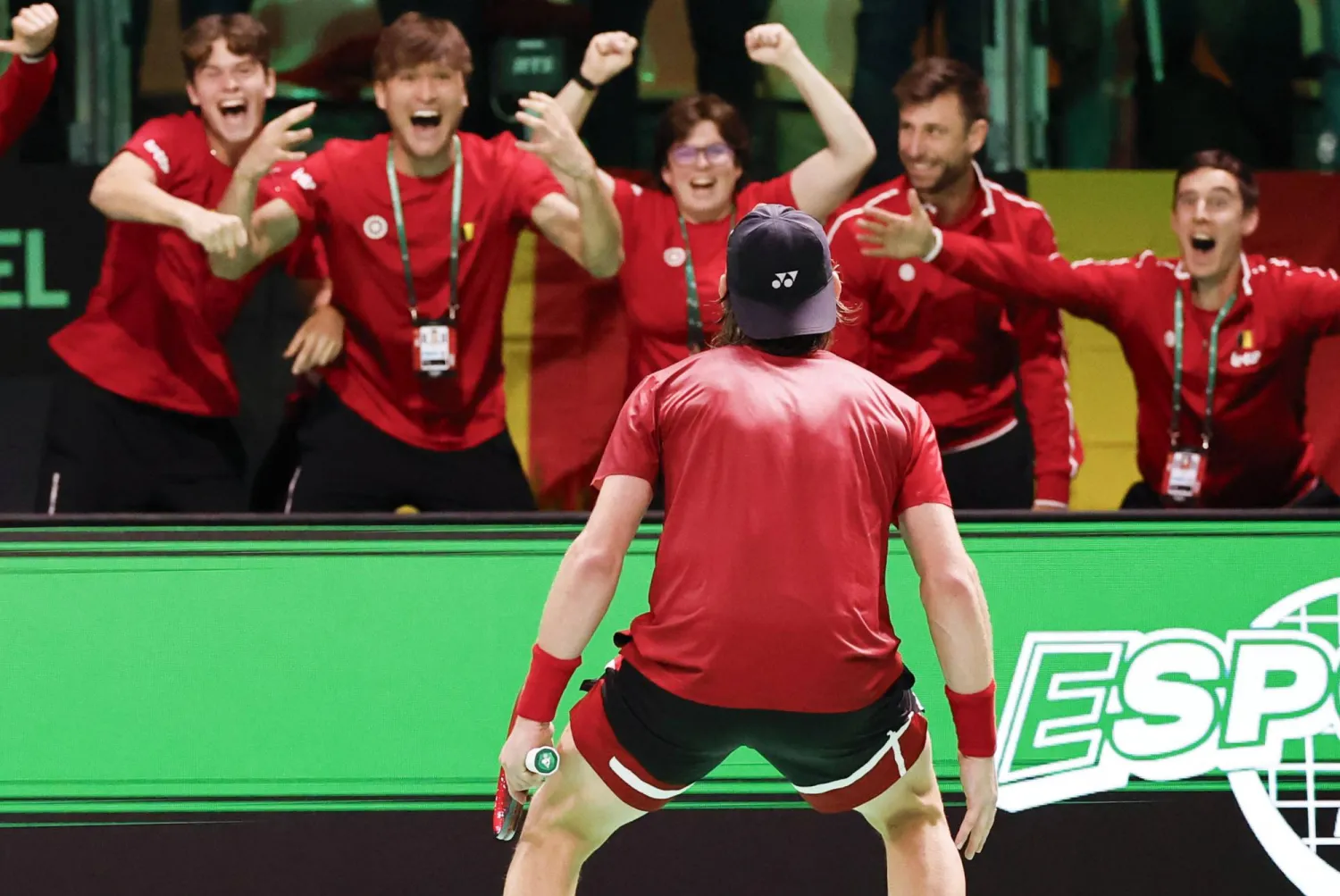 فرحة لاعبي بلجيكا بالتأهل لنصف نهائي كأس ديفيز (إ.ب.أ)