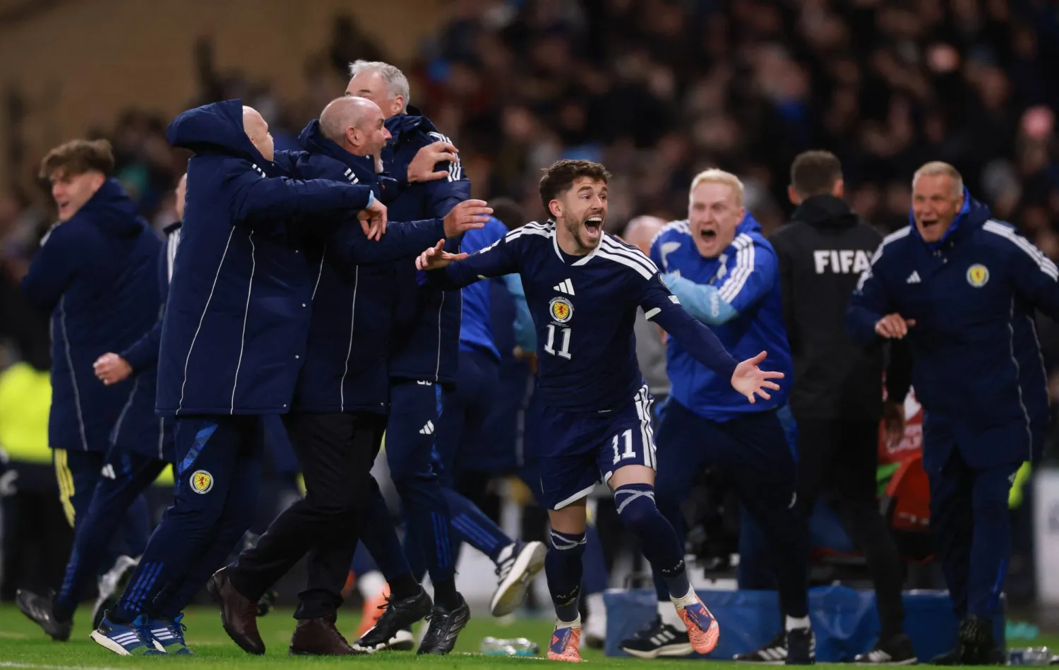 فرحة لاعبي وجهاز اسكوتلندا بالتأهل للمونديال (رويترز) 