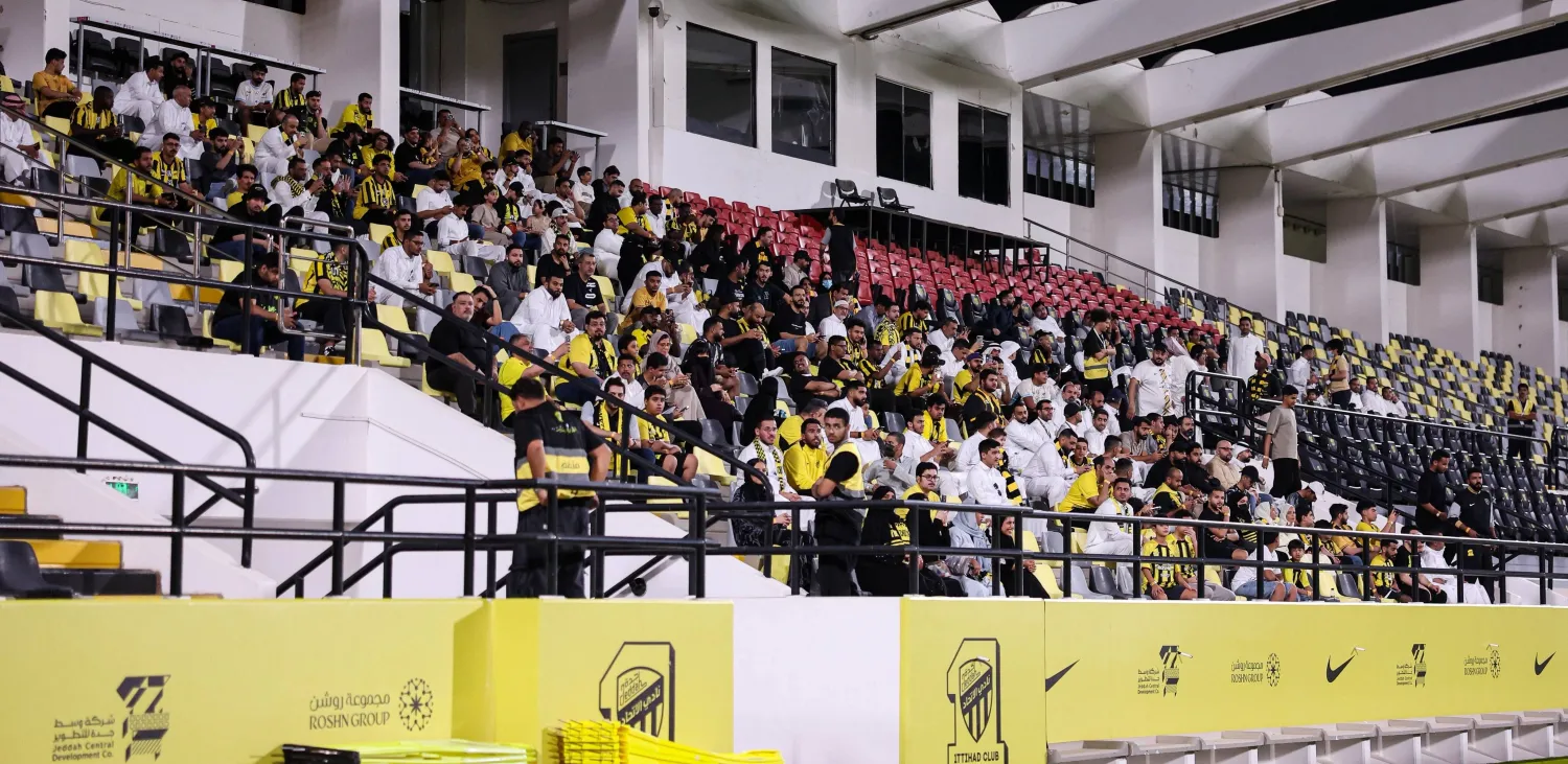 الجماهير خلال حضورها في المدرجات خلال التدريبات (نادي الاتحاد) 