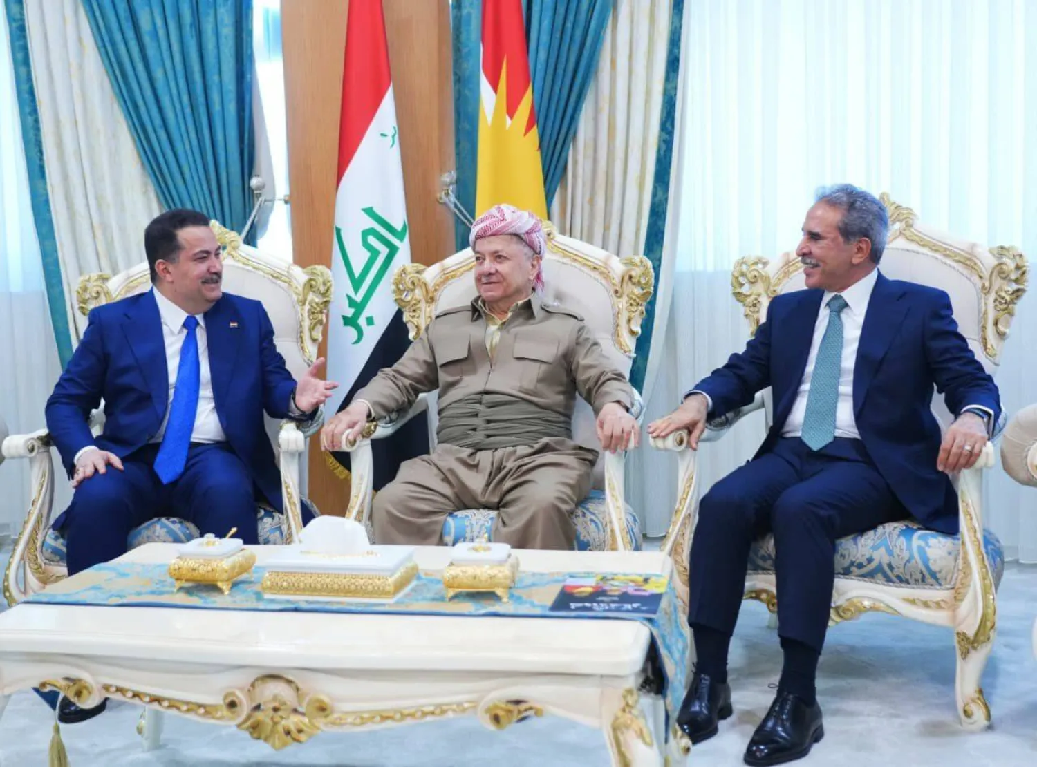 
اجتماع بين الزعيم الكردي مسعود بارزاني ورئيس الوزراء العراقي محمد شياع السوداني ورئيس مجلس القضاء فائق زيدان أمس (رئاسة الوزراء العراقية)