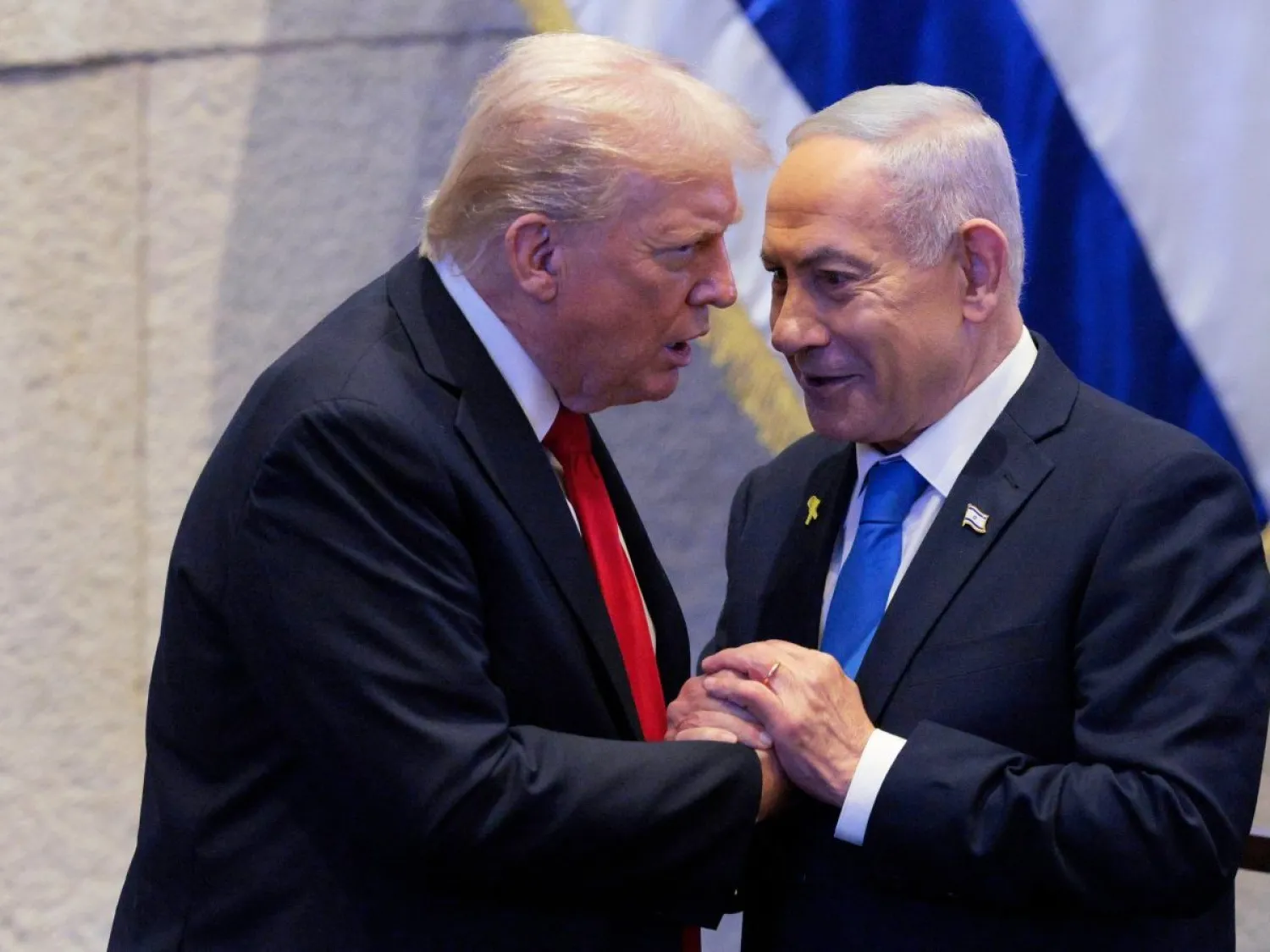 الرئيس الأميركي دونالد ترمب يتحدث مع رئيس الوزراء الإسرائيلي بنيامين نتنياهو في الكنيست يوم 13 أكتوبر 2025 (أ.ب)