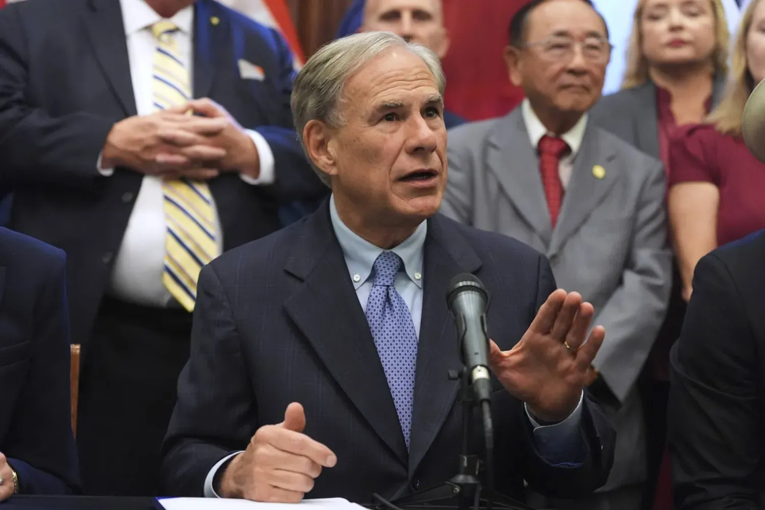 Teksas Valisi Greg Abbott, 22 Ağustos 2025'te düzenlediği basın toplantısında (Arşiv-AP)