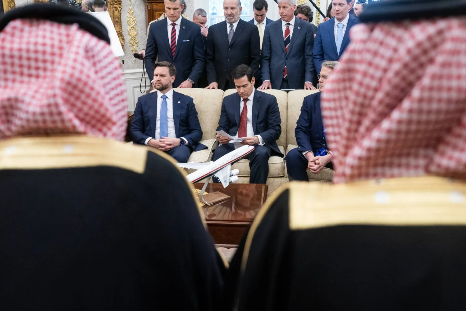 وزير الخزانة الأميركي بين المشاركين بلقاء الرئيس دونالد ترمب وولي العهد السعودي الأمير محمد بن سلمان في البيت الأبيض (إ.ب.أ)