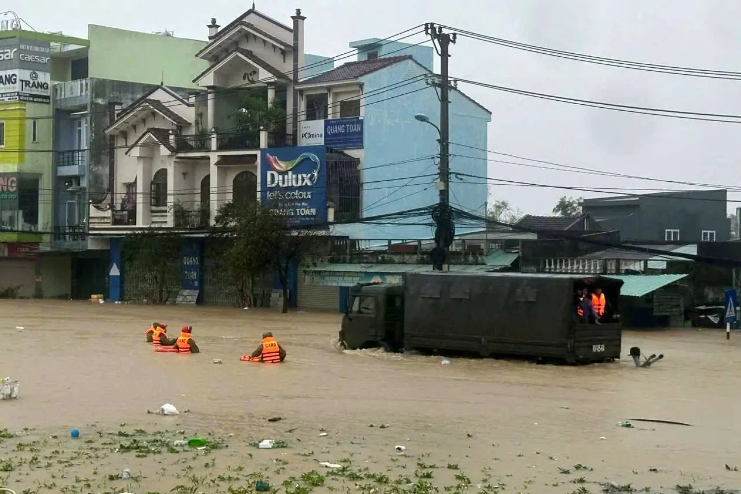  فيضانات وانهيارات أرضية في فيتنام (د.ب.أ)