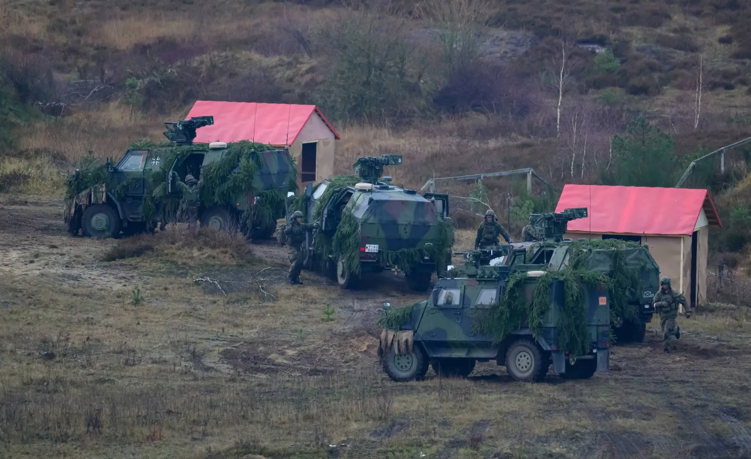 جنود أوروبيون خلال مناورات MILEX24 العسكرية في ساكسونيا السفلى في بيرغن بألمانيا (د.ب.أ)