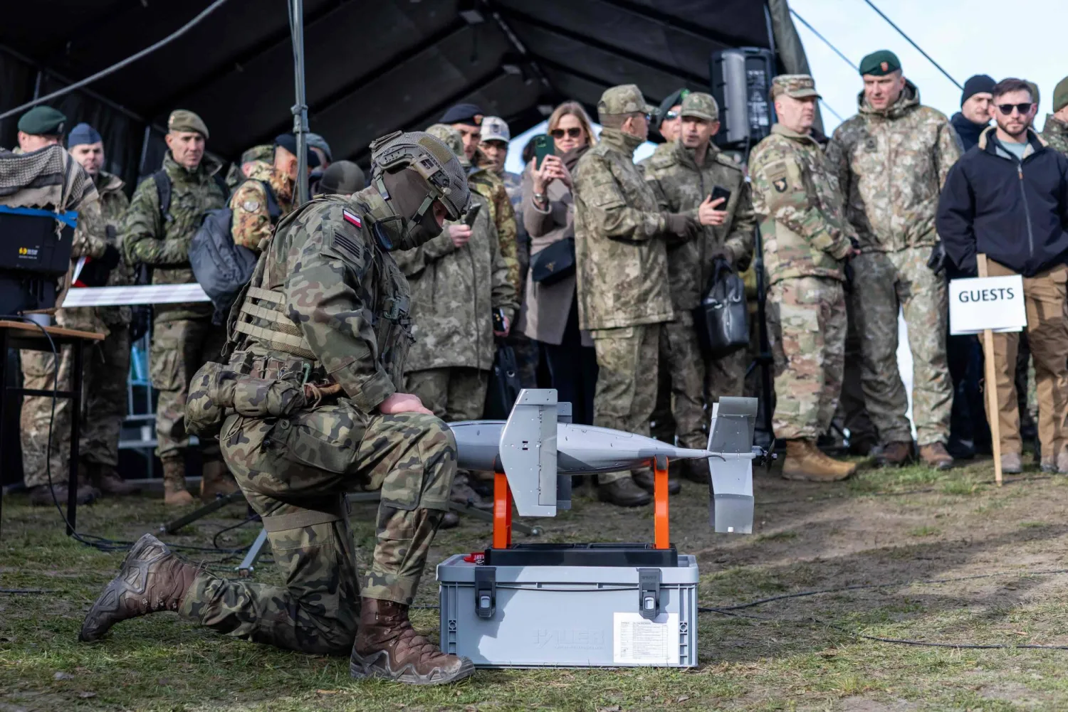 جندي يجهّز طائرة اعتراض دون طيار لنظام MEROPS الأميركي المضاد للطائرات دون طيار أثناء الاختبارات بساحة التدريب العسكرية المشتركة بين رومانيا وبولندا وأميركا بجنوب شرقي بولندا 18 نوفمبر 2025 (أ.ف.ب)