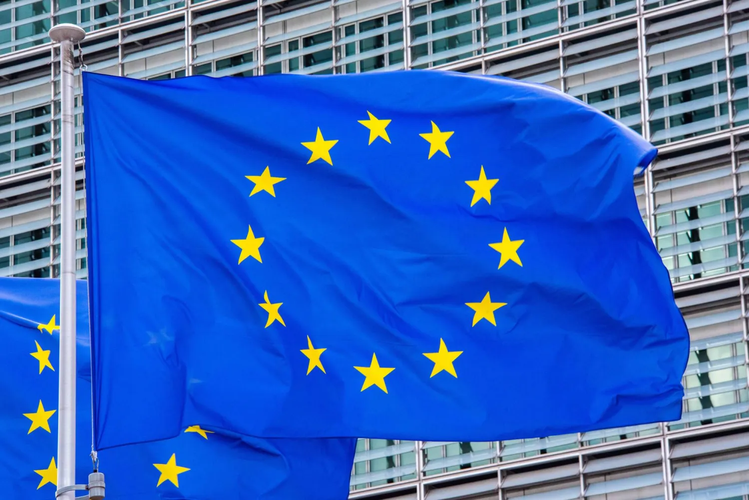 عَلم الاتحاد الأوروبي على مقره في بروكسل (د.ب.أ)