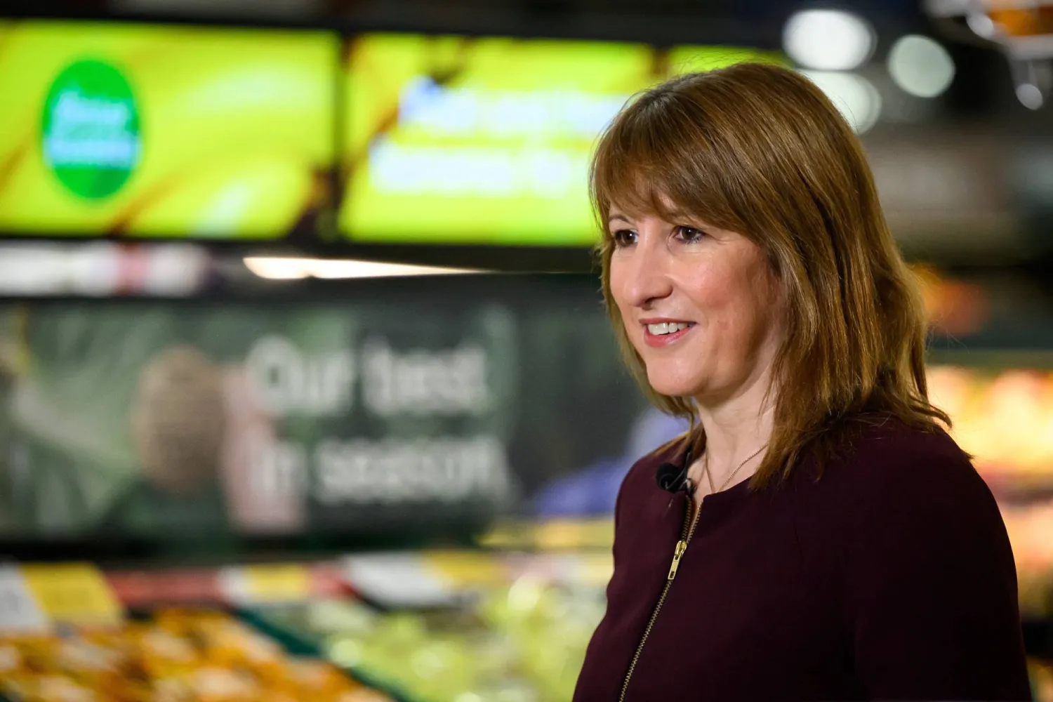 راشيل ريفز تتحدث إلى الصحافيين خلال زيارتها أحد فروع سلسلة متاجر «تيسكو» في لندن (رويترز)