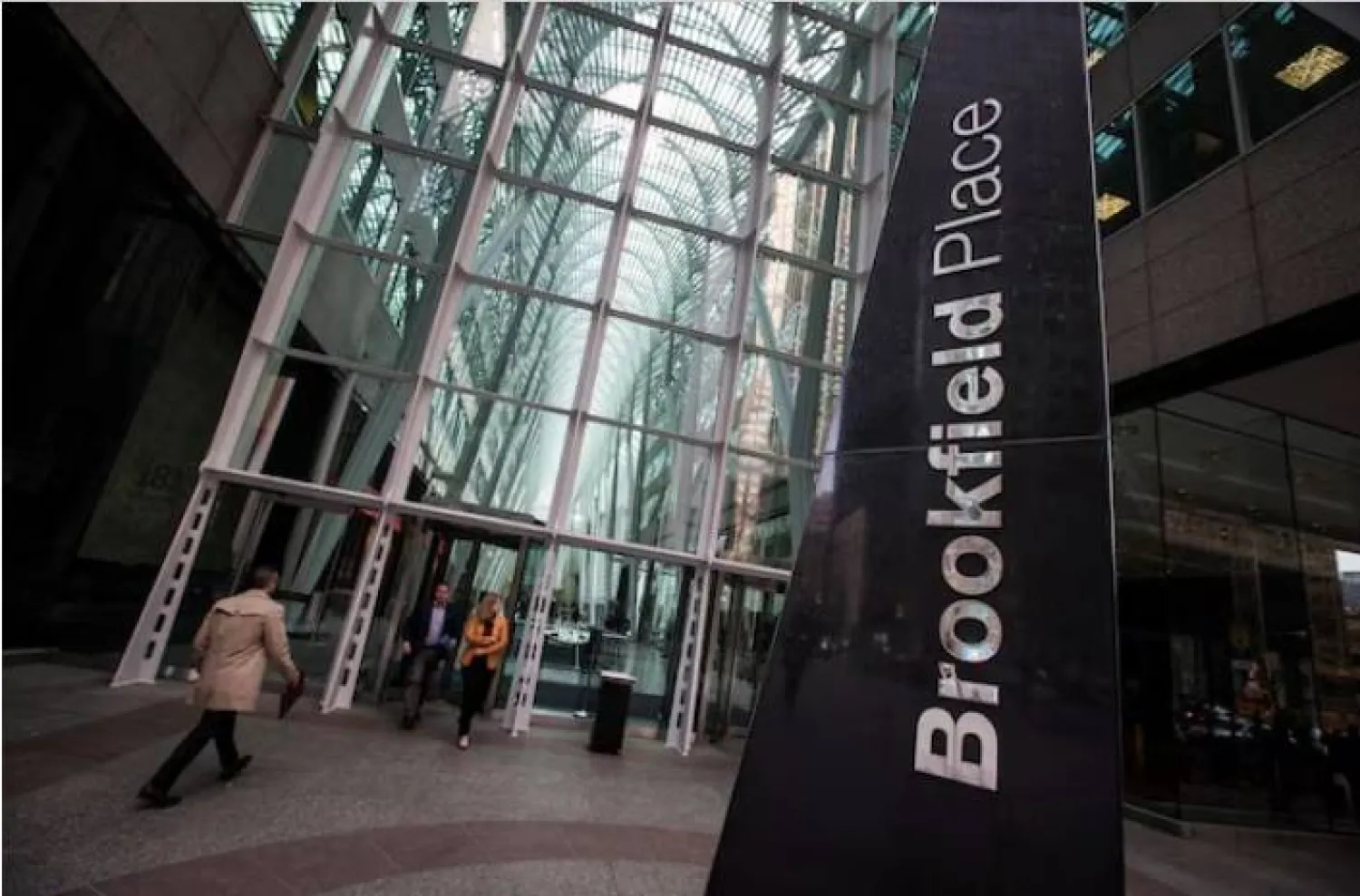 أشخاص يمشون نحو مبنى «بروكفيلد بليس» بشارع باي في تورونتو (أرشيفية - رويترز)