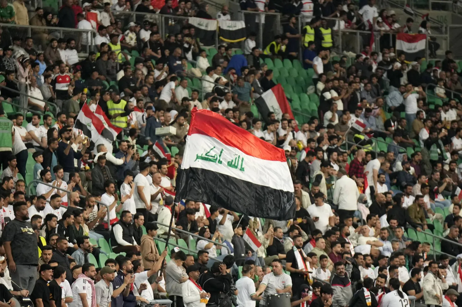 جماهير العراق احتفلت بتأهل بلادها إلى الملحق العالمي (إ.ب.أ)