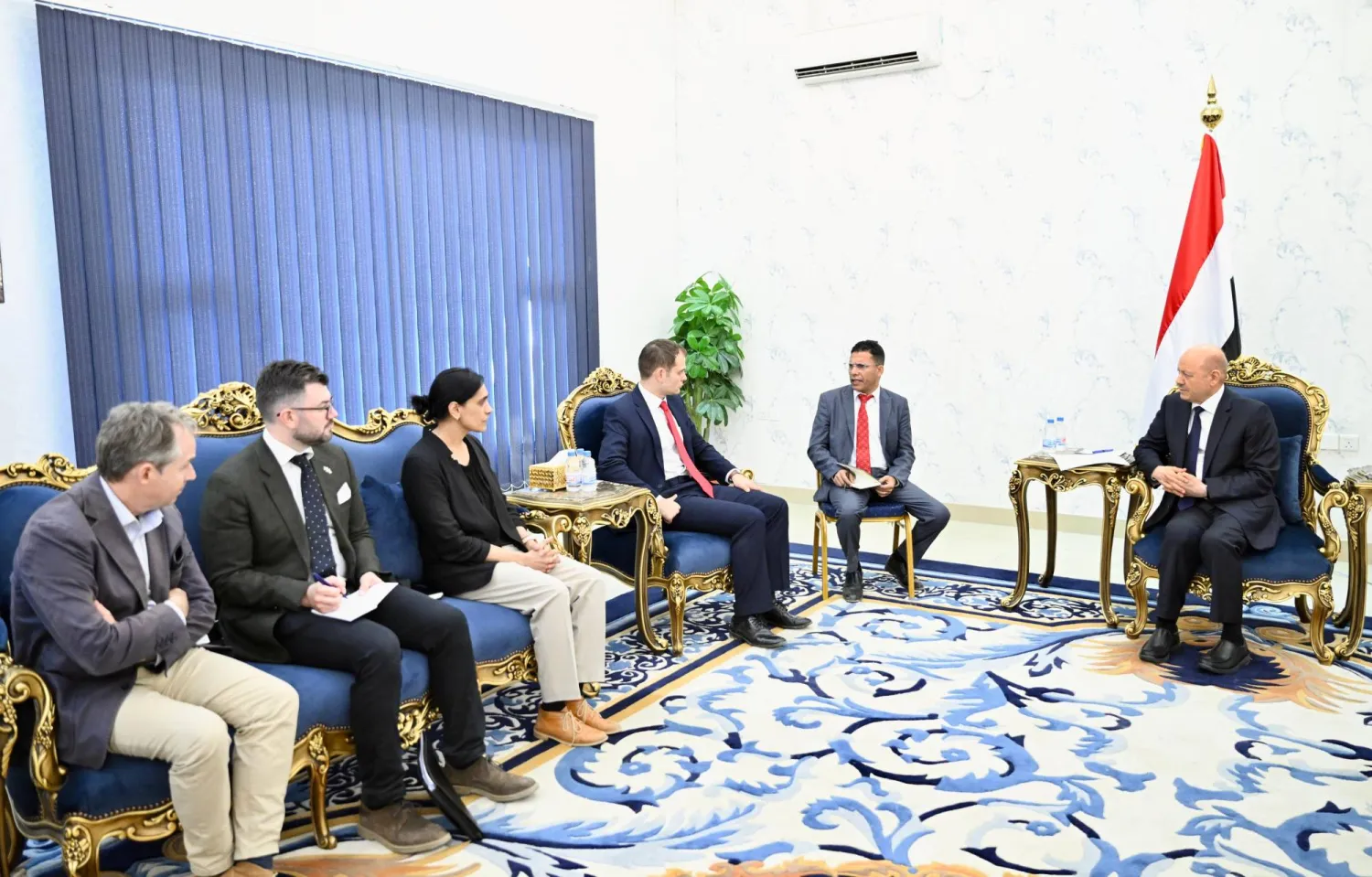 الرئيس رشاد العليمي يستقبل الوزير البريطاني في عدن (سبأ)