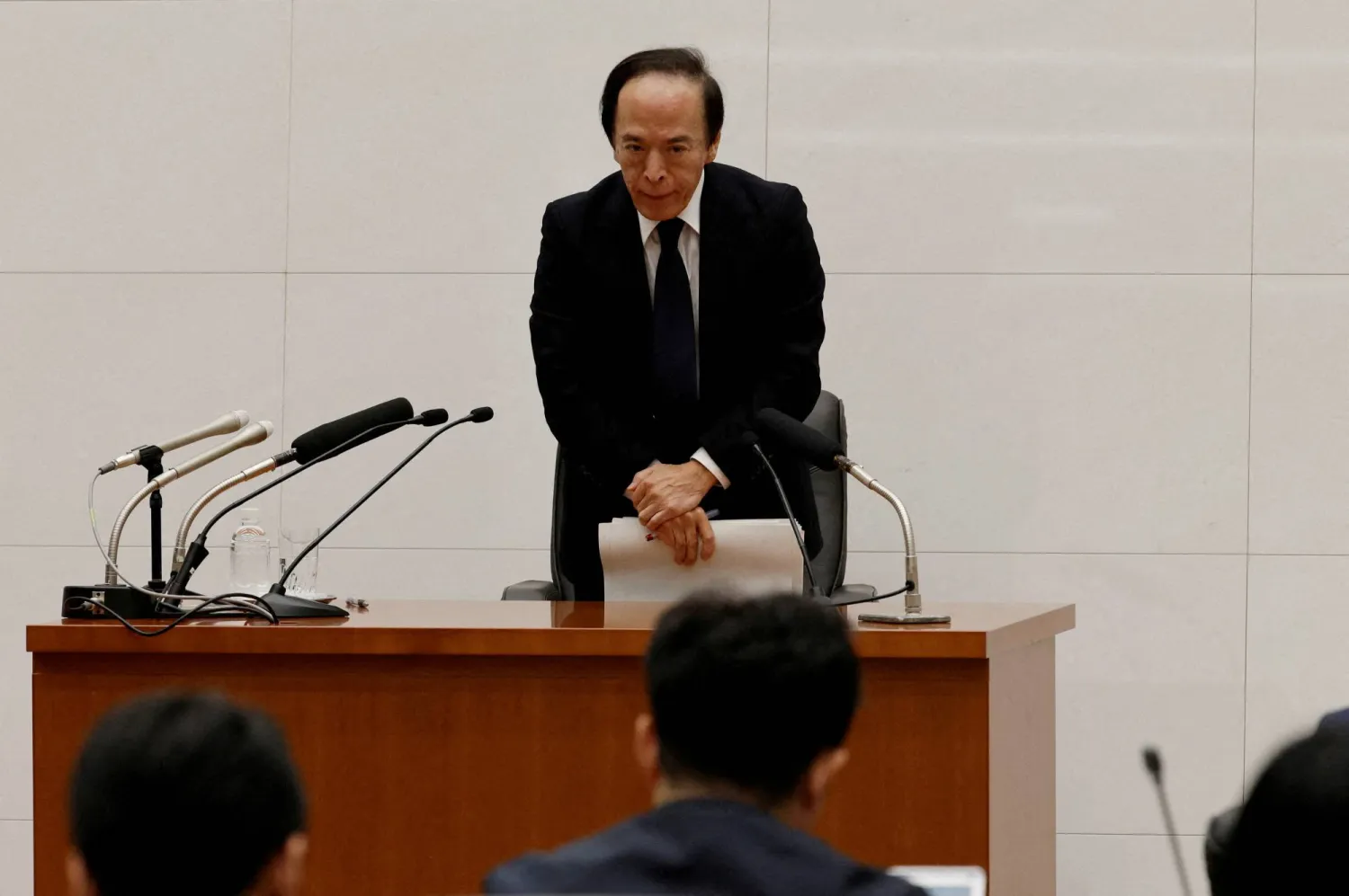 محافظ بنك اليابان المركزي كازو أويدا في مؤتمر صحافي سابق بمقر البنك بالعاصمة طوكيو (رويترز)