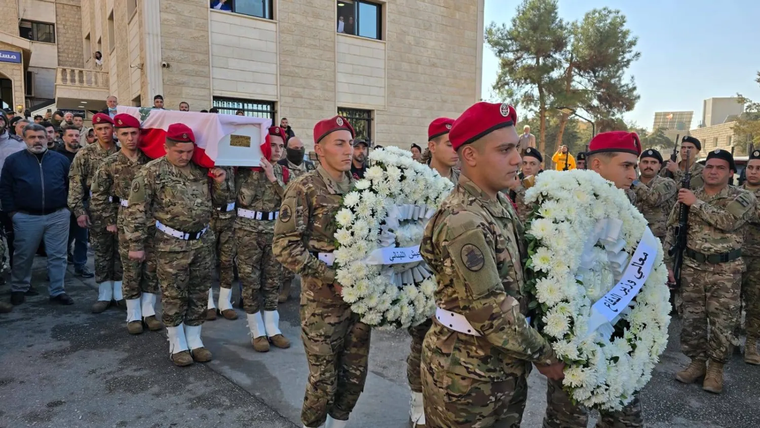 من مراسم تشييع الرقيب أول بلال البرادعي والعريف علي حيدر في بعلبك شرق لبنان (المركزية)