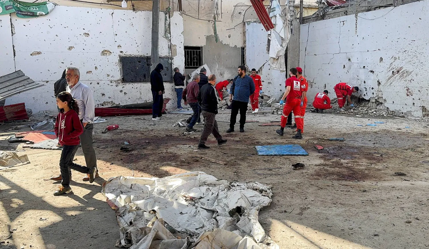 مسعفون حاضرون في موقع استهداف إسرائيلي ليل الثلاثاء في مخيم عين الحلوة للاجئين الفلسطينيين في صيدا (رويترز)