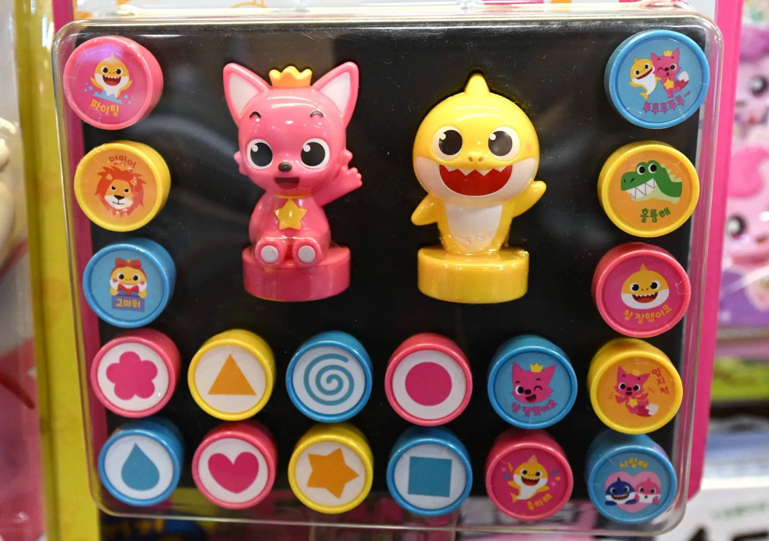 إيقاع طفولي اخترق العالم (أ.ب.ف)