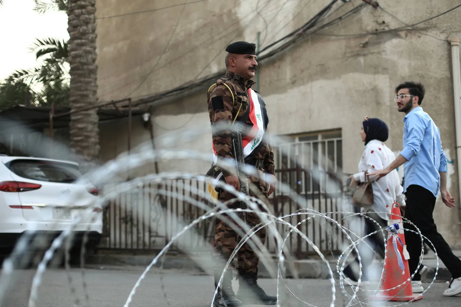 عنصر من قوات الأمن العراقية يؤمّن أحد مراكز الاقتراع خلال الانتخابات البرلمانية في بغداد (د.ب.أ)