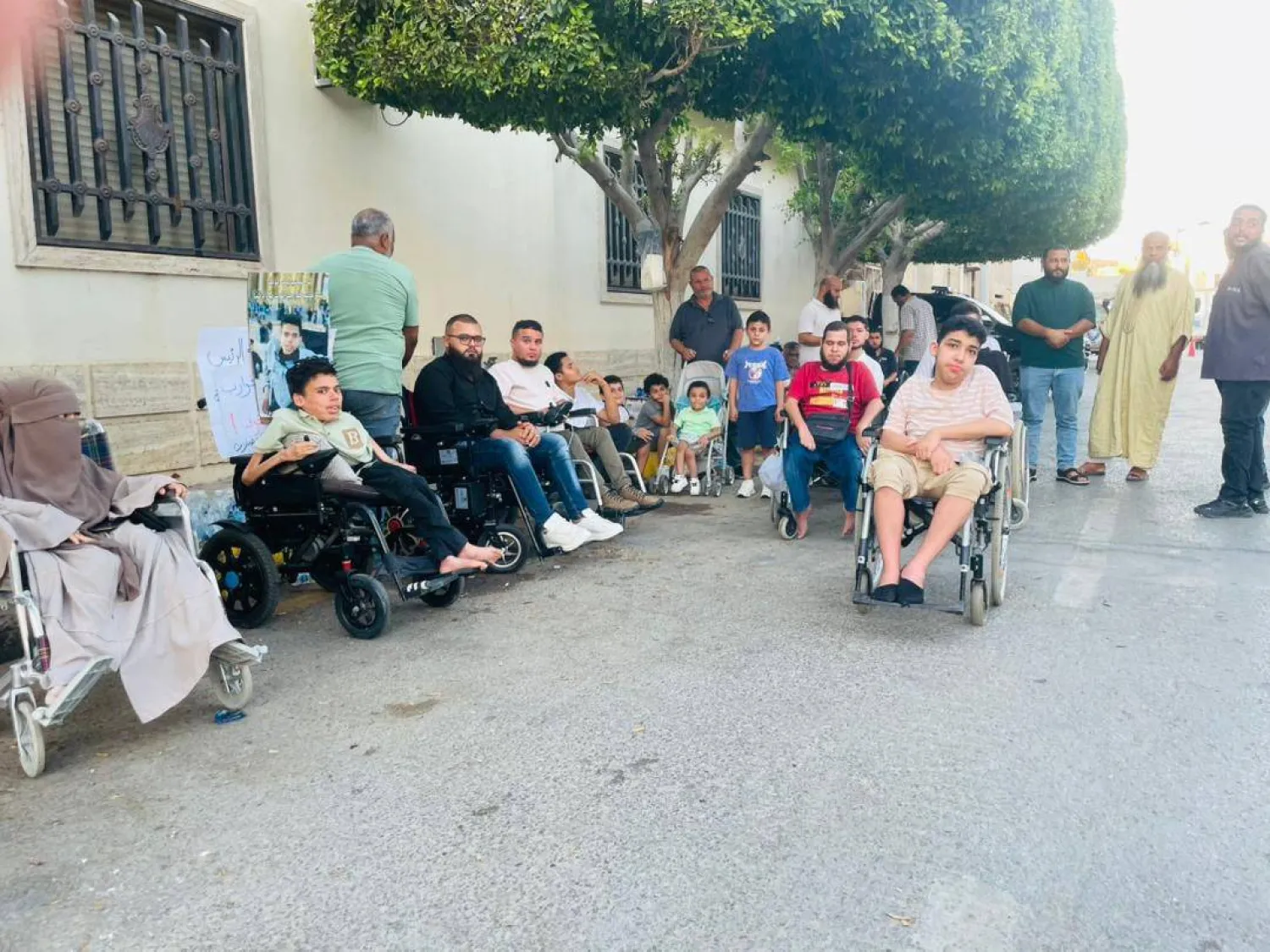 مرضى ضمور العضلات على كراسيهم المتحركة في مظاهرة أمام مقر الحكومة بطرابلس (الصفحة الرسمية لرابطتهم)