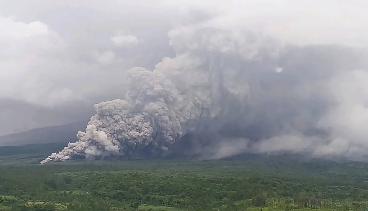 بركان جبل سيميرو ينفث الرماد البركاني أثناء ثورانه في شرق جاوة الإندونيسية (إ.ب.أ)