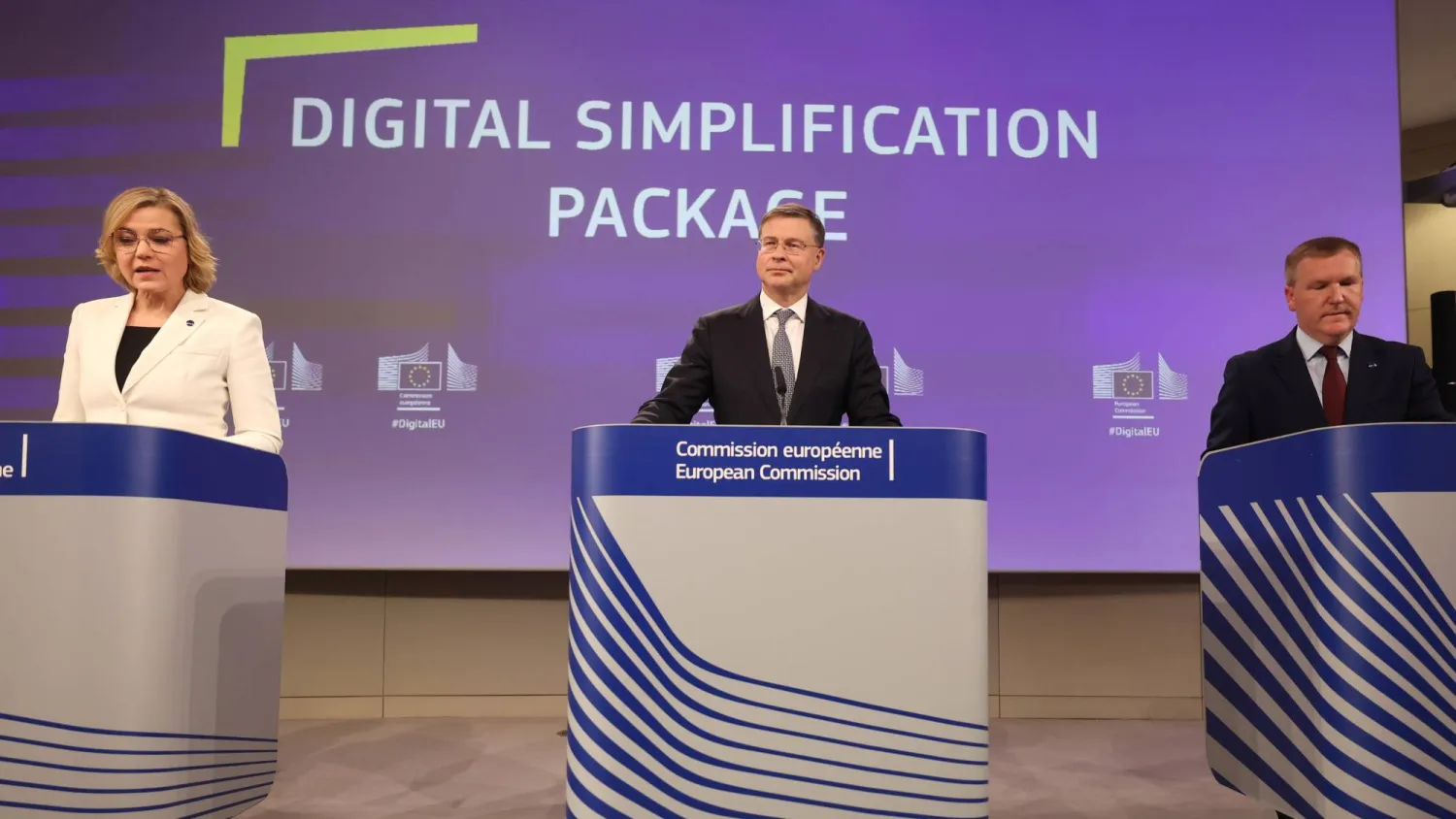 قادة الاتحاد الأوروبي خلال إعلان القواعد الرقمية الجديدة يوم الأربعاء في بروكسل (إ.ب.أ)