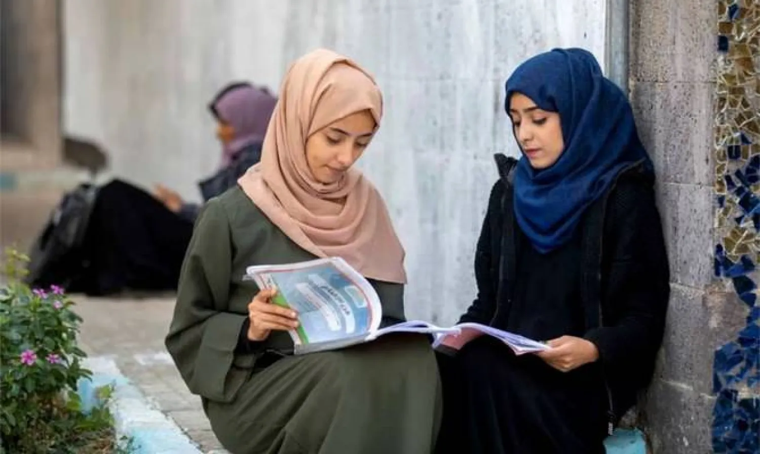 تحديات كبيرة تواجه الفتيات اليمنيات عند التحاقهن بسوق العمل والتدريب المهني (أ.ف.ب)