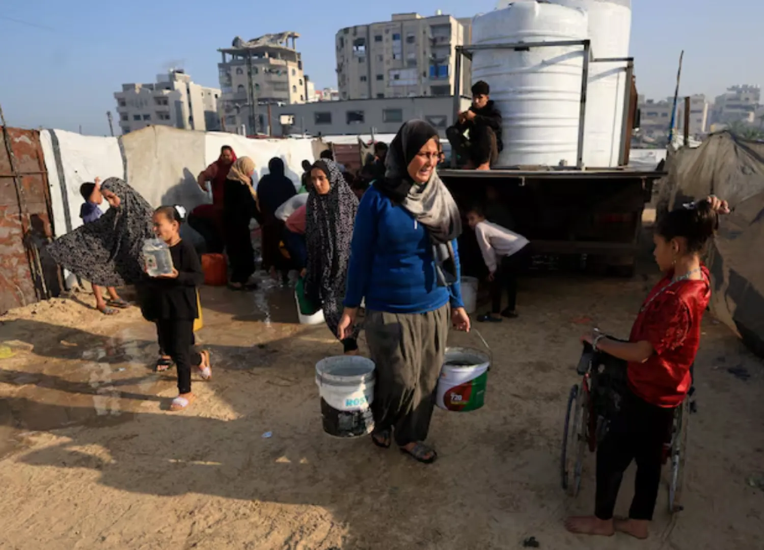 Palestinians gather to collect water, amid a ceasefire between Israel and Hamas, in Gaza City, November 19, 2025. REUTERS/Dawoud Abu Alkas 
