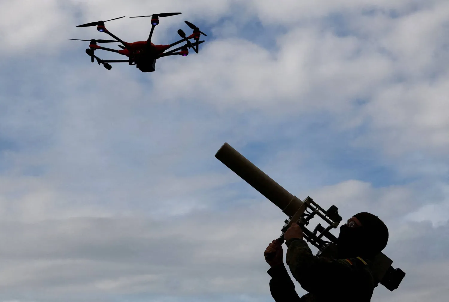 جندي من القوات المسلحة الألمانية يستعرض جهاز تشويش طائرات مسيّرة خلال مناورة للجيش الألماني في هامبورغ 26 سبتمبر 2025 (رويترز)