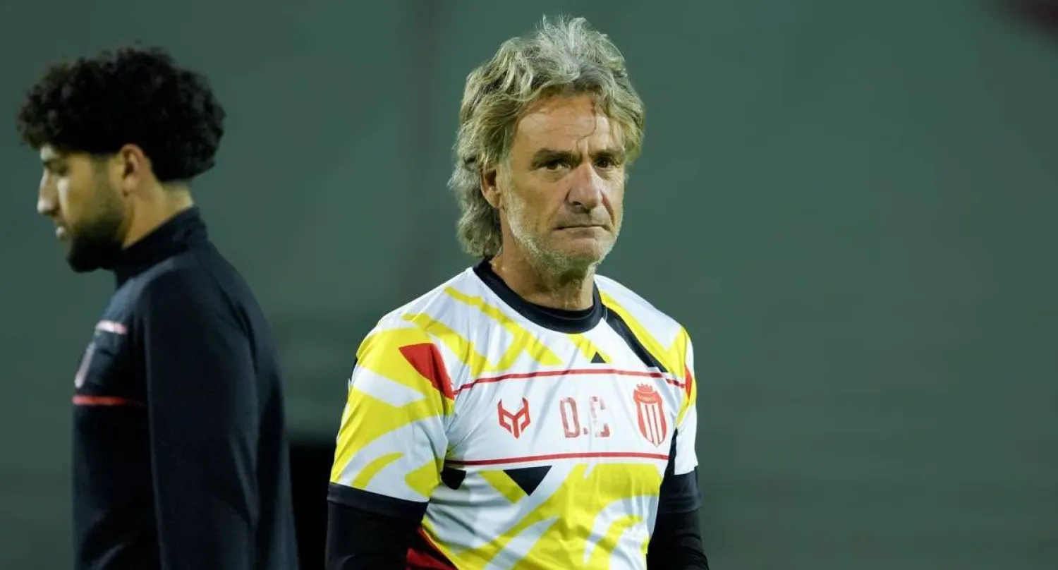 كارينيو خلال إشرافه على تدريبات الرياض الأخيرة (موقع النادي)