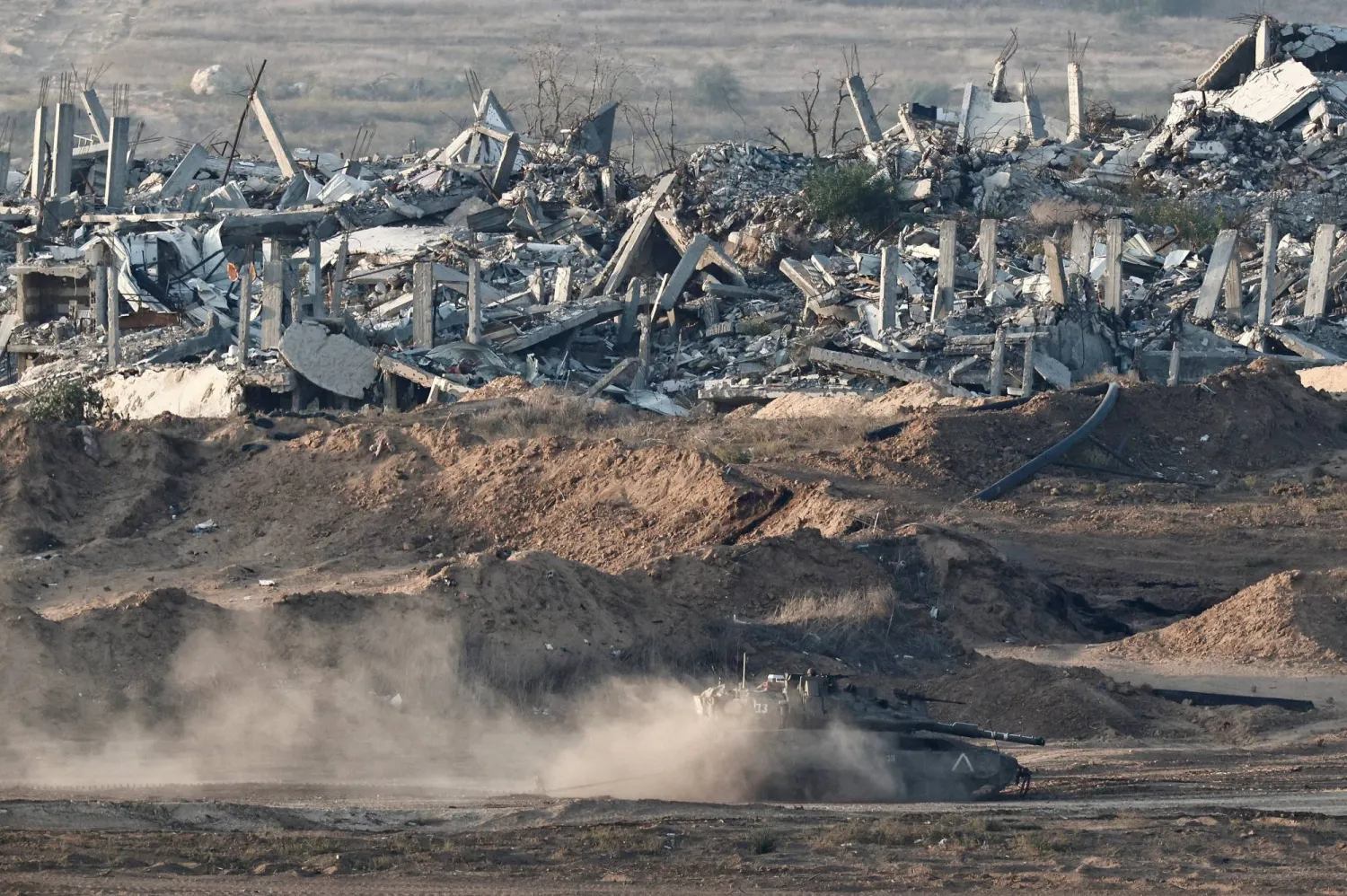 دبابة إسرائيلية في قطاع غزة (رويترز)