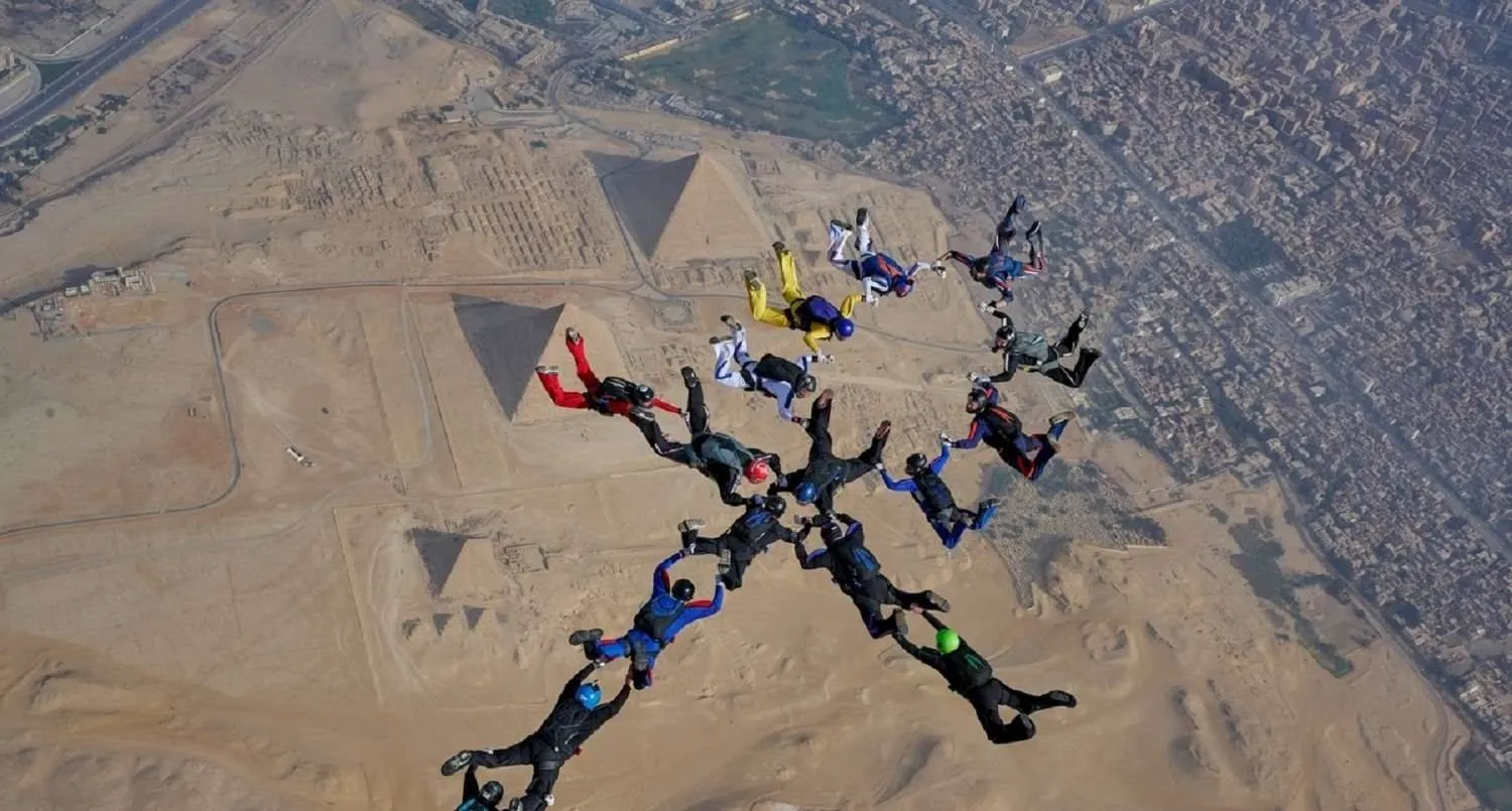 القفز بالمظلات فوق الأهرامات متعة إضافية (سكاي دايف)