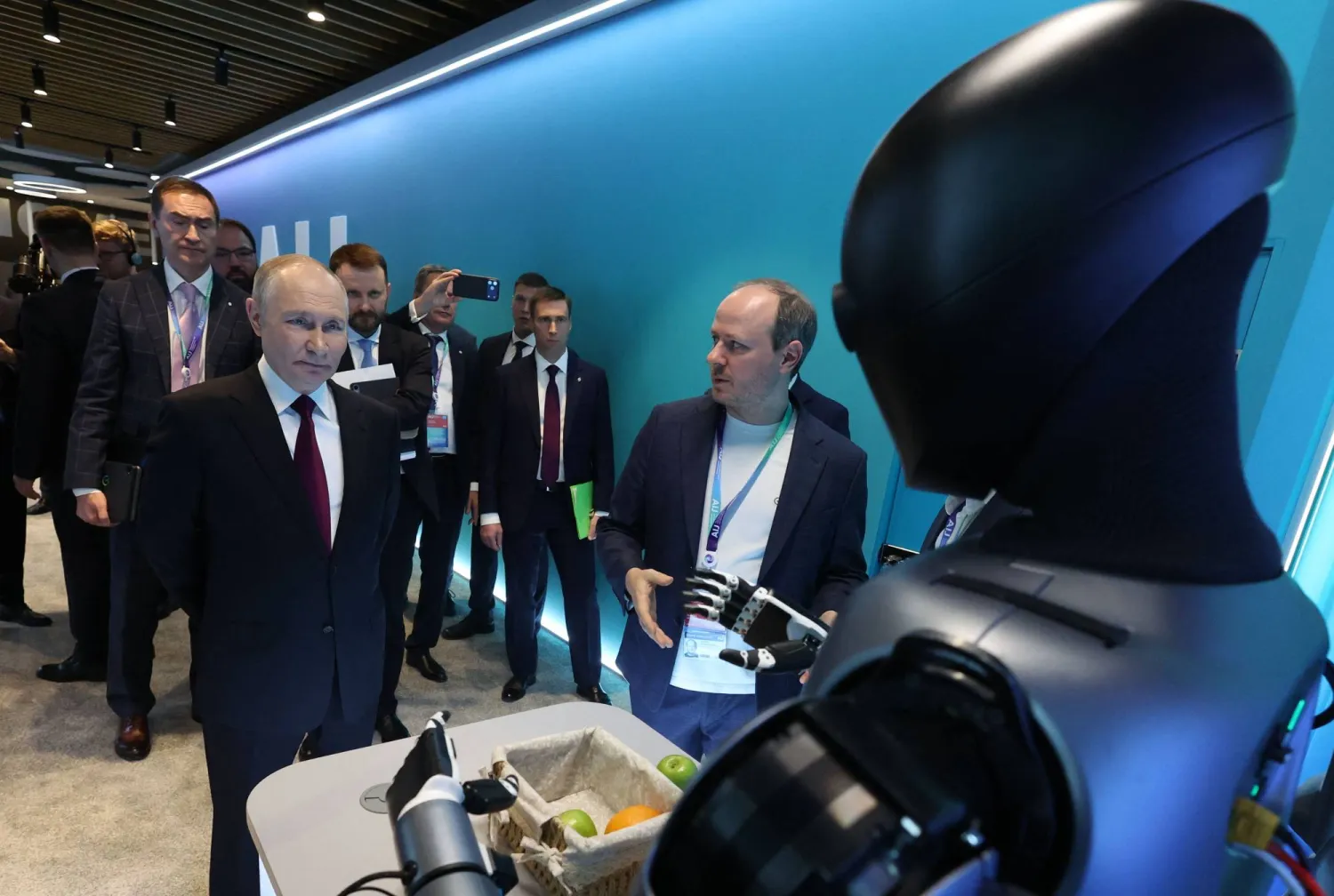  In this pool photograph distributed by the Russian state agency Sputnik, Russia's President Vladimir Putin visits an exhibition of the AI Journey international AI (Artificial intelligence) conference in Moscow on November 19, 2025. (Vyacheslav Prokofyev/ Pool / AFP) 