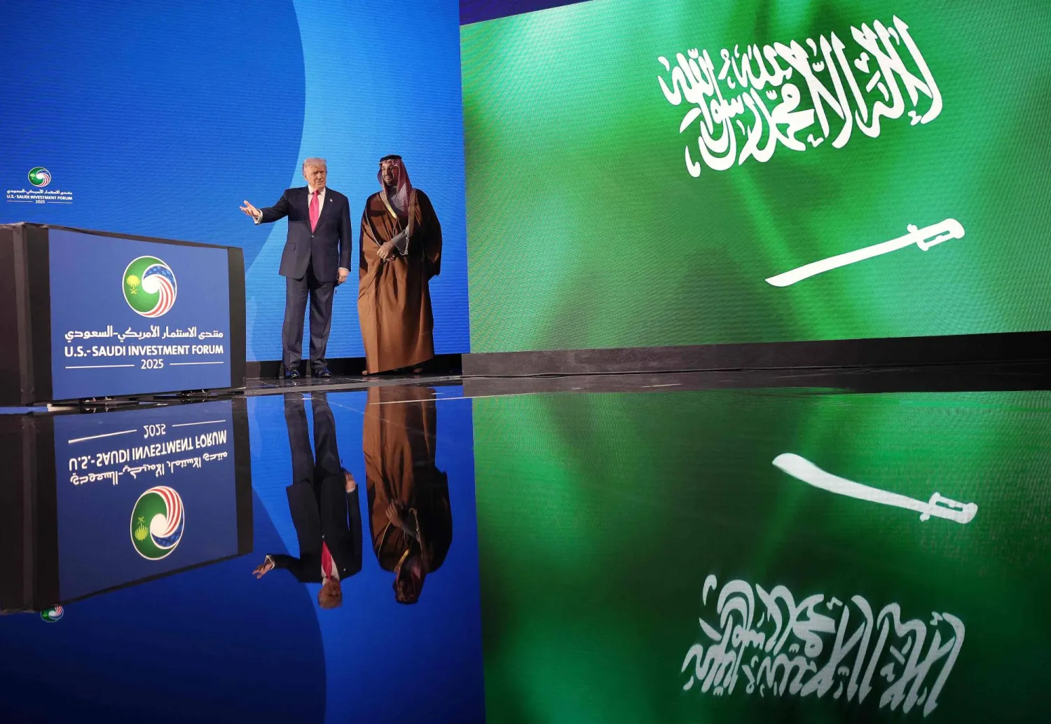 خلال وصول ولي العهد والرئيس الأميركي إلى منتدى الاستثمار الأميركي - السعودي في مركز كيندي (أ.ف.ب)