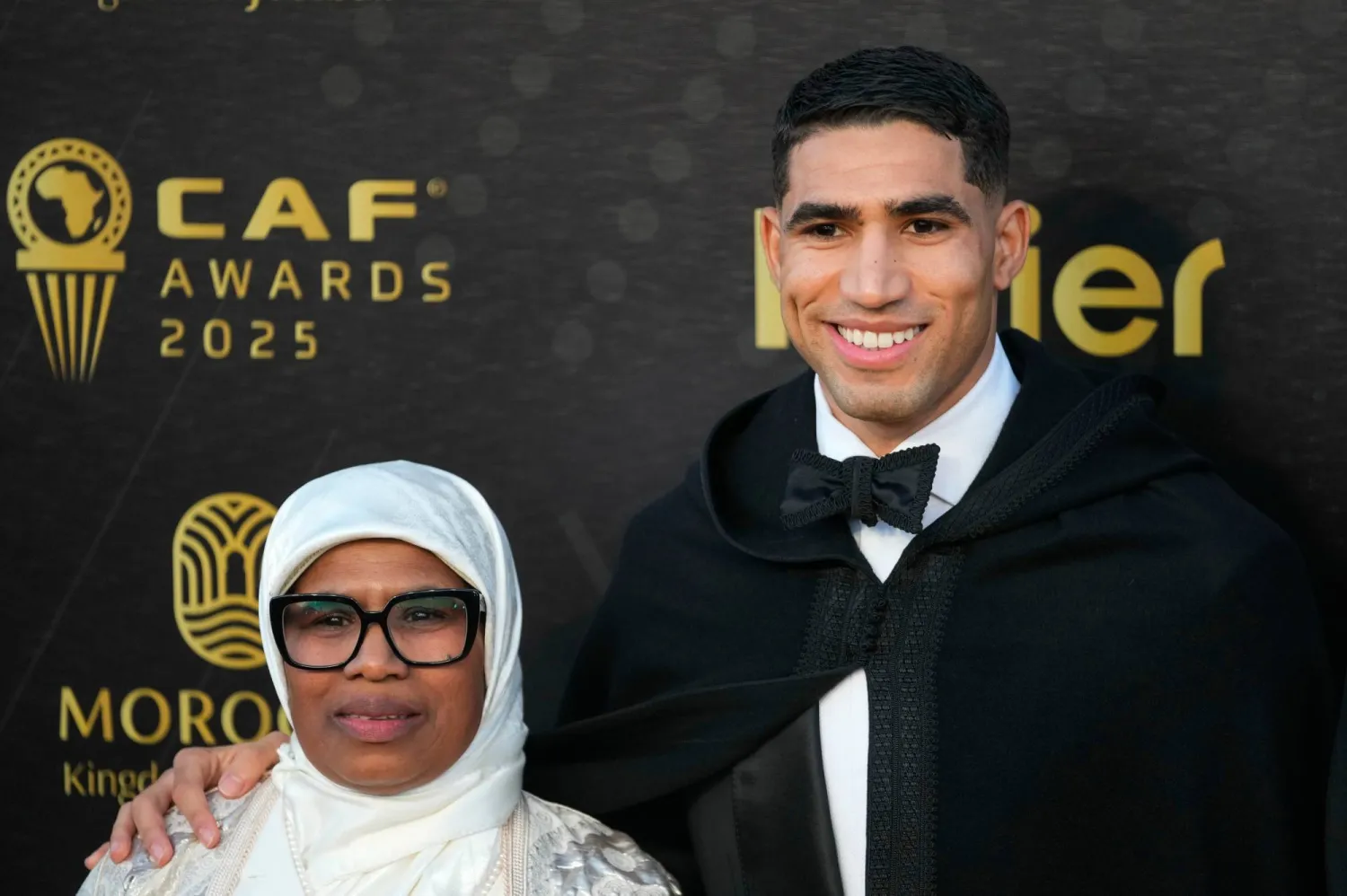 حكيمي ووالدته خلال حضورهما الحفل (أ.ب)