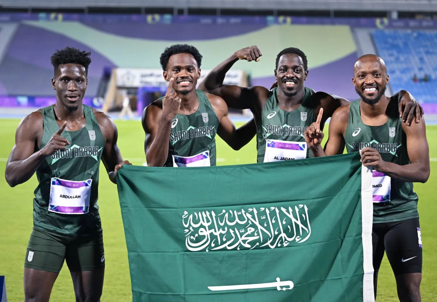 فريق التتابع السعودي محتفلاً بالإنجاز (الشرق الأوسط)